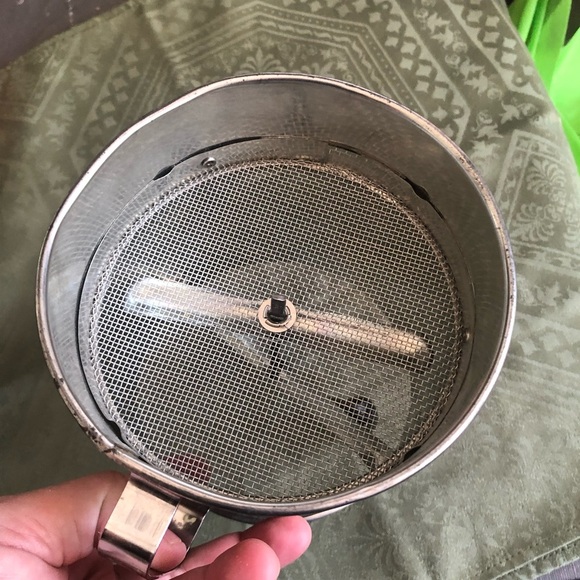 Single flour sifter in great shape- used to aerate flour, remove debris- used - Picture 6 of 7